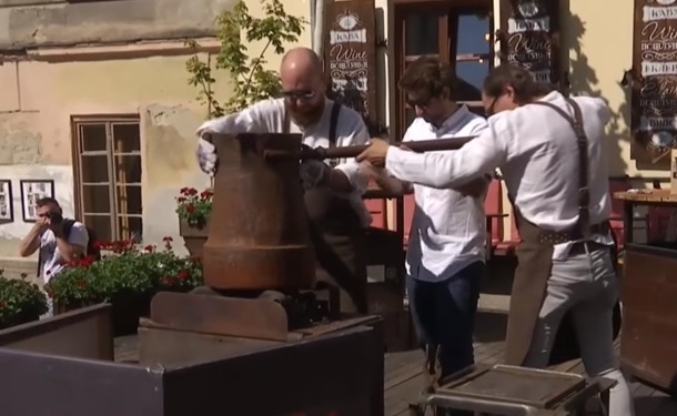 Во Львове сварили кофе – сразу для 200 человек в одной джезве