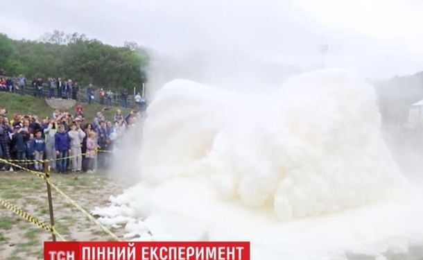 Сюрприз. В Днепре на  техническом фестивале студенты устроили взрыв пены
