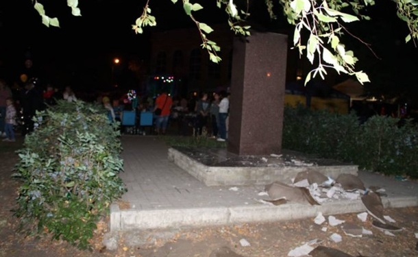 В Краматорске повалили памятник Леониду Быкову