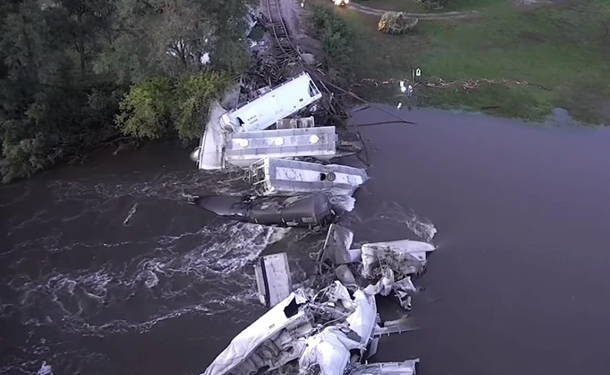 Катастрофа. В США поезд сорвался с моста в реку