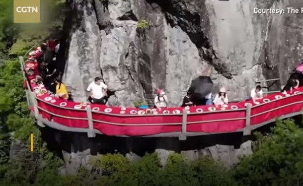 Ресторан на горной тропе. В Китае открыли харчевню для экстремалов