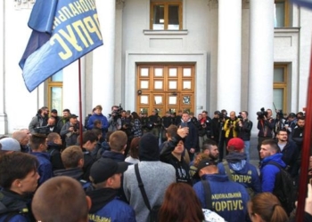 Под МИД требуют выслать венгерского консула