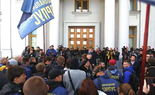 Под МИД требуют выслать венгерского консула