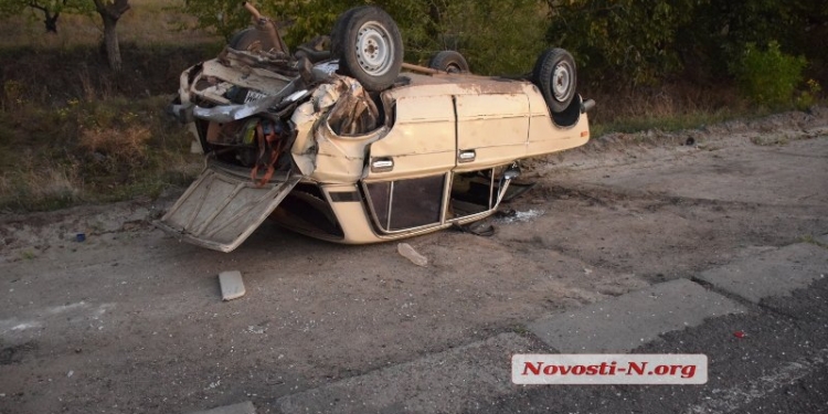 Под Николаевом столкнулись двое “Жигулей”: три человека в больнице, один из водителей сбежал