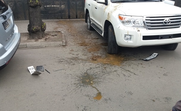 Россия направила Украине ноту протеста за облитые фекалиями авто