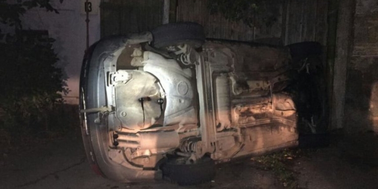 Страшны таксисты в гневе: в Николаеве таксисты перевернули «Ауди» обидчика их коллеги