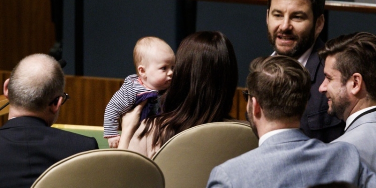 Премьер-министр Новой Зеландии первой в истории ООН пришла на заседание Генассамблеи с грудным ребенком