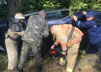 После столкновения двух иномарок на Киевской трассе одного из водителей пришлось извлекать спасателям