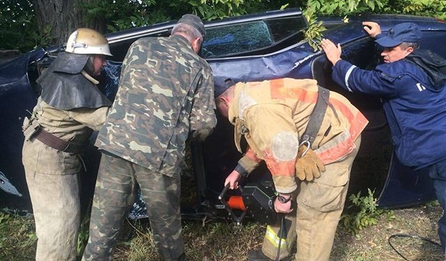 После столкновения двух иномарок на Киевской трассе одного из водителей пришлось извлекать спасателям