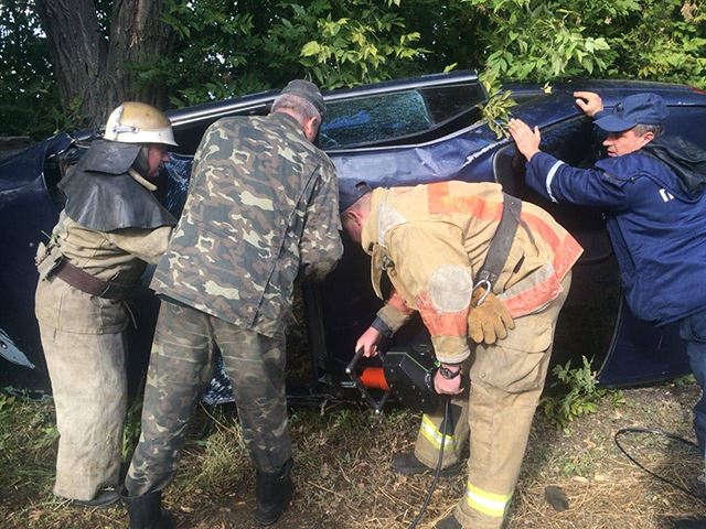 После столкновения двух иномарок на Киевской трассе одного из водителей пришлось извлекать спасателям 7