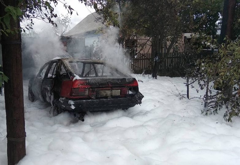 Варили и сожгли: в г. Очакове спасатели потушили пожар легкового автомобиля 5