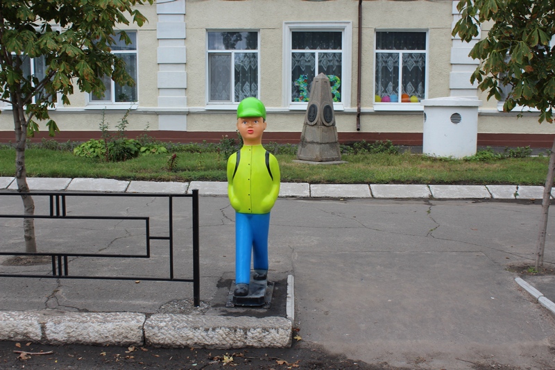 Для привлечения внимания водителей: в Вознесенске начали устанавливать фигурки школьников на пешеходных переходах 7
