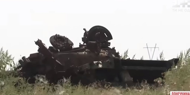 Креативно. Боевики “ДНР” 2 года подбивают один и тот же танк для “картинки” на ТВ