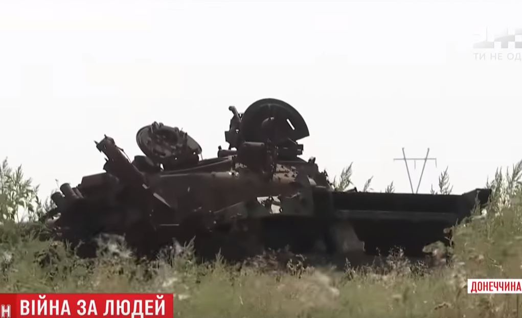 Креативно. Боевики "ДНР" 2 года подбивают один и тот же танк для "картинки" на ТВ 1