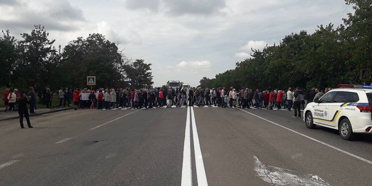 На Николаевщине люди перекрыли одесскую трассу – на место прибыл КОРД