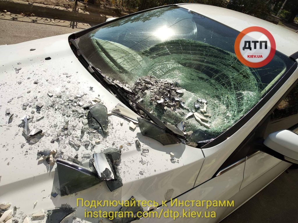 В Киеве ревнивец кинул из окна телевизор в автомобиль ухажера своей бывшей 5