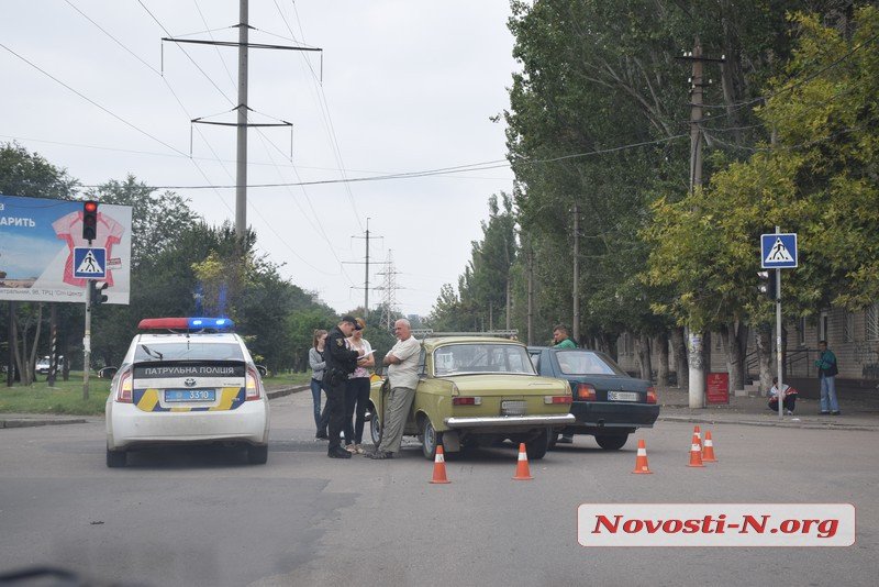 «Москвич» и «Славута» столкнулись в центре Николаева 3
