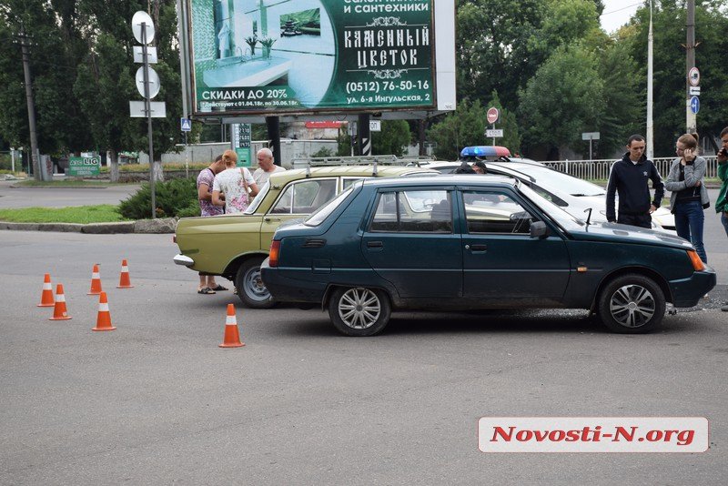 «Москвич» и «Славута» столкнулись в центре Николаева 7