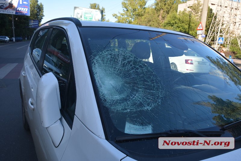 В Николаев водитель «Шевроле» сбила на пешеходном переходе двух девушек 2