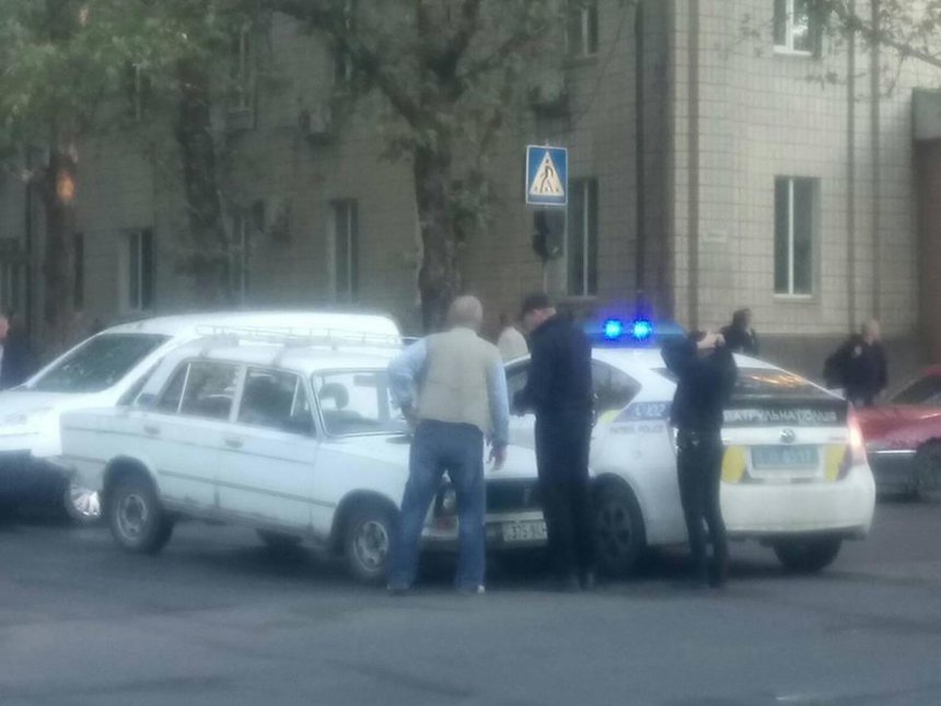 В центре Николаева полицейский "Приус" столкнулся с ВАЗом 1