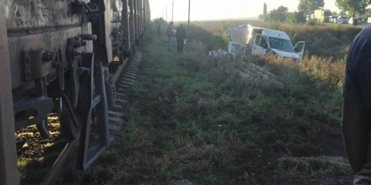 Микроавтобус столкнулся с поездом в Николаевской области