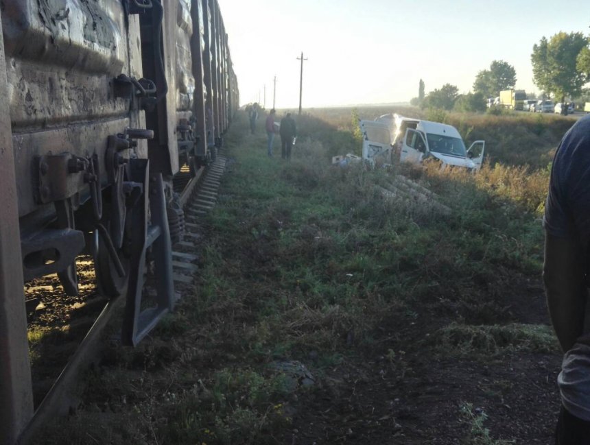 Микроавтобус столкнулся с поездом в Николаевской области 3