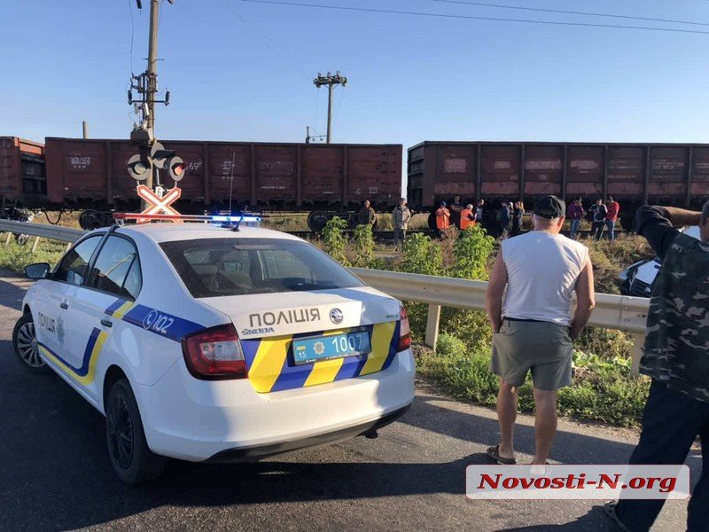Микроавтобус столкнулся с поездом в Николаевской области 7