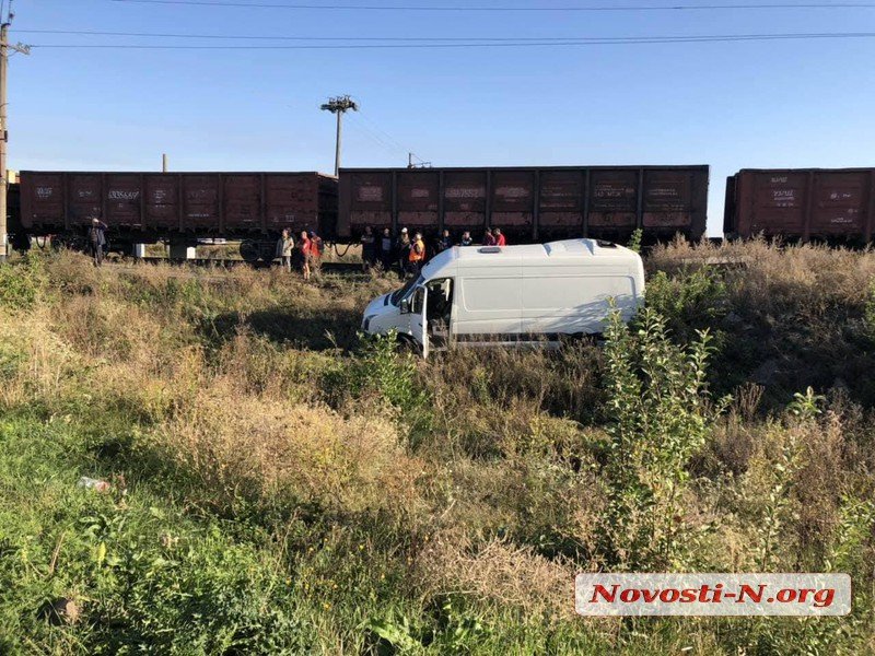 Микроавтобус столкнулся с поездом в Николаевской области 9