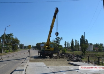 На железнодорожном переезде на Херсонском шоссе начали ремонт, запланированный еще весной