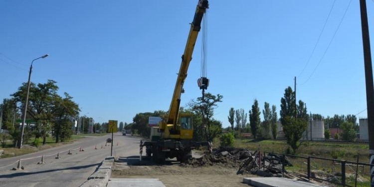 На железнодорожном переезде на Херсонском шоссе начали ремонт, запланированный еще весной