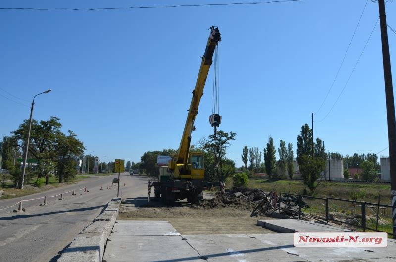 На железнодорожном переезде на Херсонском шоссе начали ремонт, запланированный еще весной 1