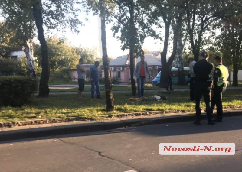 В центре Николаева водитель «Ниссана» насмерть сбил бездомного, который выскочил на дорогу 1