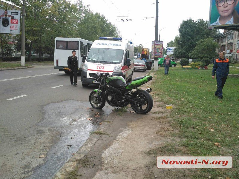 В Николаеве мотоциклист после неудачного трюка врезался в автомобиль и сбежал 2