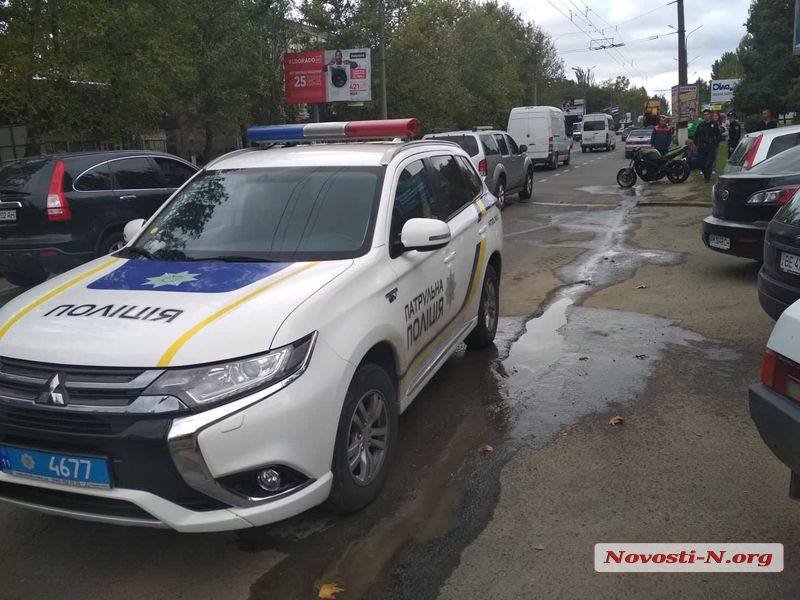 В Николаеве мотоциклист после неудачного трюка врезался в автомобиль и сбежал 6