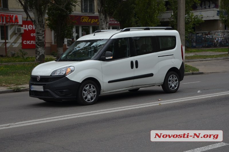 В Николаеве мотоциклист после неудачного трюка врезался в автомобиль и сбежал 8