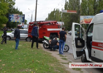 В Николаеве мотоциклист после неудачного трюка врезался в автомобиль и сбежал