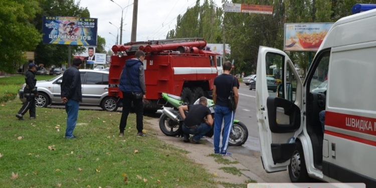В Николаеве мотоциклист после неудачного трюка врезался в автомобиль и сбежал