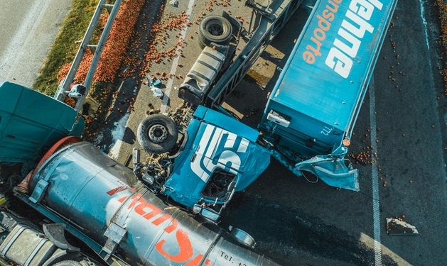 Вот такой компот: в Киевской области молоковоз протаранил фуру с яблоками