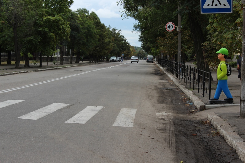 Для привлечения внимания водителей: в Вознесенске начали устанавливать фигурки школьников на пешеходных переходах 1