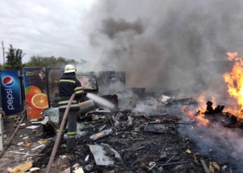 В Николаеве горела свалка старой бытовой техники