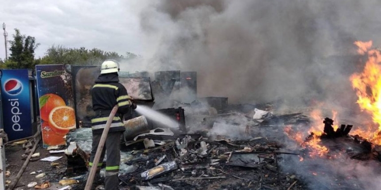 В Николаеве горела свалка старой бытовой техники