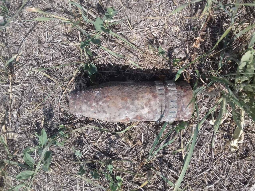 В Николаеве на обочине дороги обнаружили артиллерийский снаряд калибром 57 мм 1