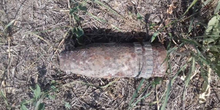 В Николаеве на обочине дороги обнаружили артиллерийский снаряд калибром 57 мм