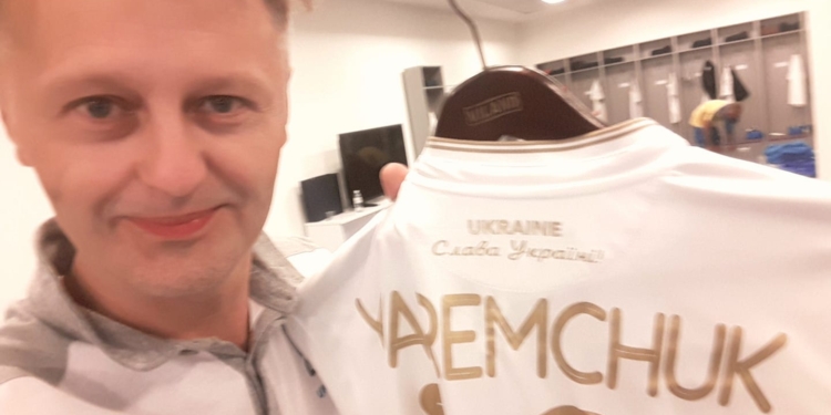 На новой форме сборной Украины по футболу появилась надпись “Слава Украине”