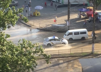 «Колос» плавает» – район николаевского рынка оказался затоплен канализацией