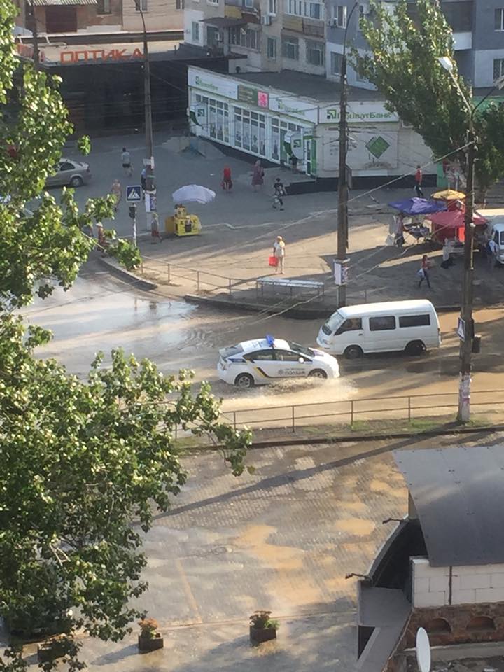 «Колос» плавает» - район николаевского рынка оказался затоплен канализацией 1