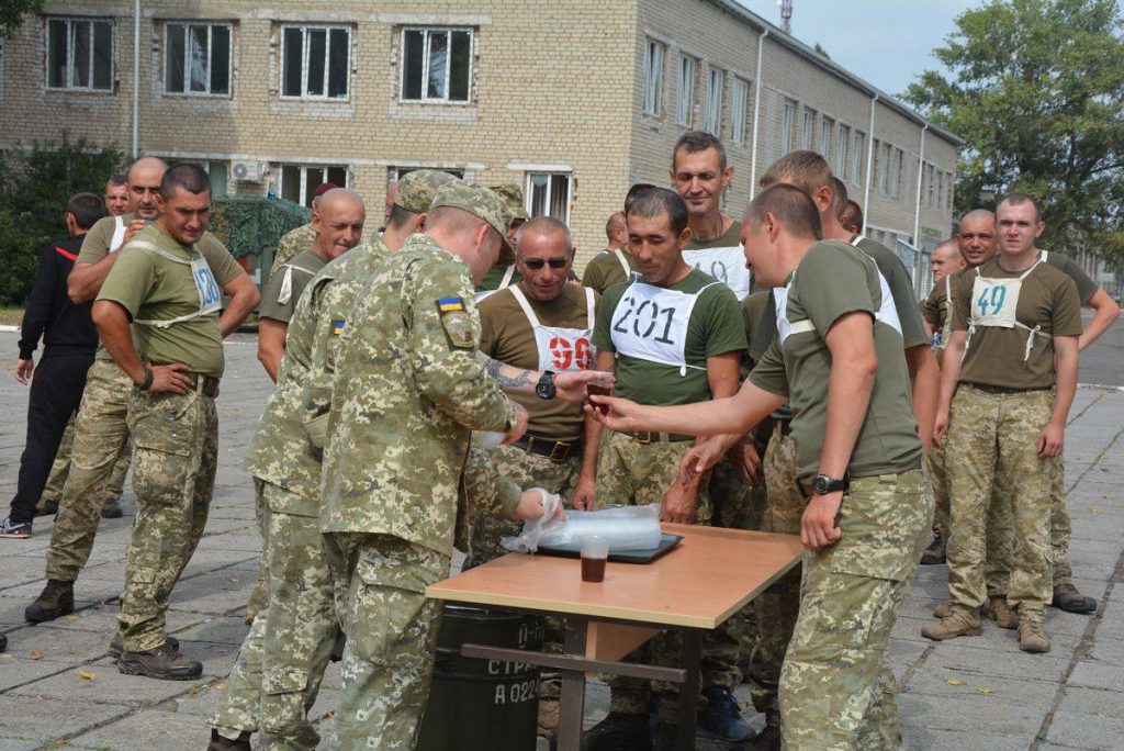 Бег и подтягивание. Николаевские десантники сдают тест по физической подготовке 18