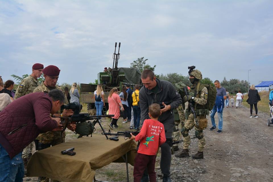 Николаевские десантники представили горожанам выставку военной техники и вооружения 2