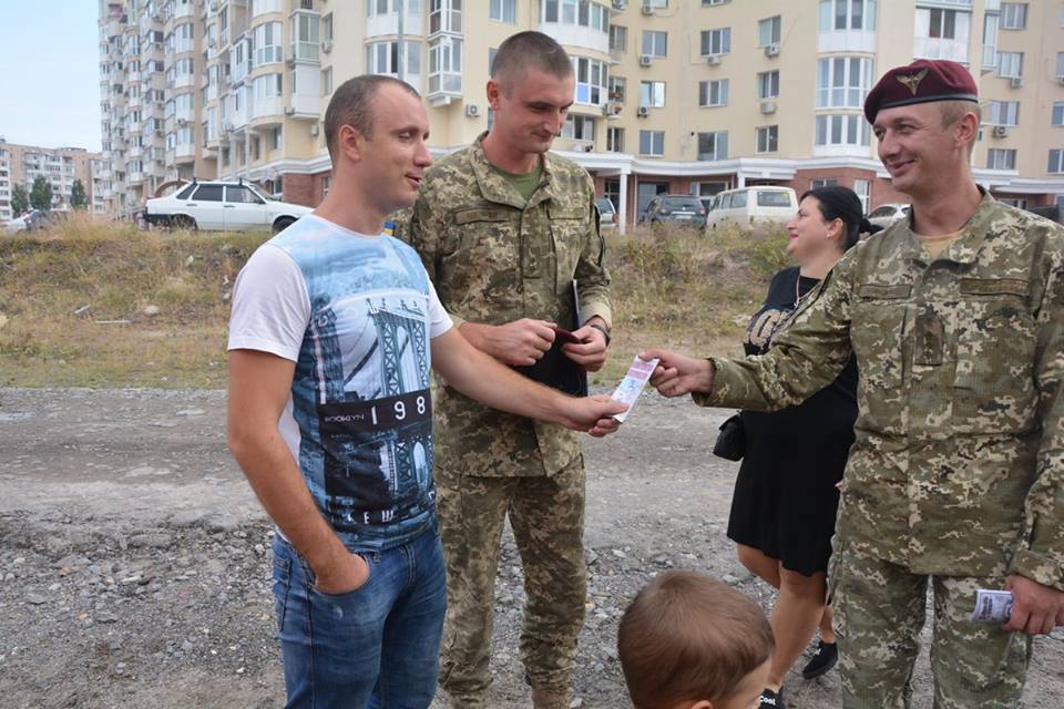 Николаевские десантники представили горожанам выставку военной техники и вооружения 10