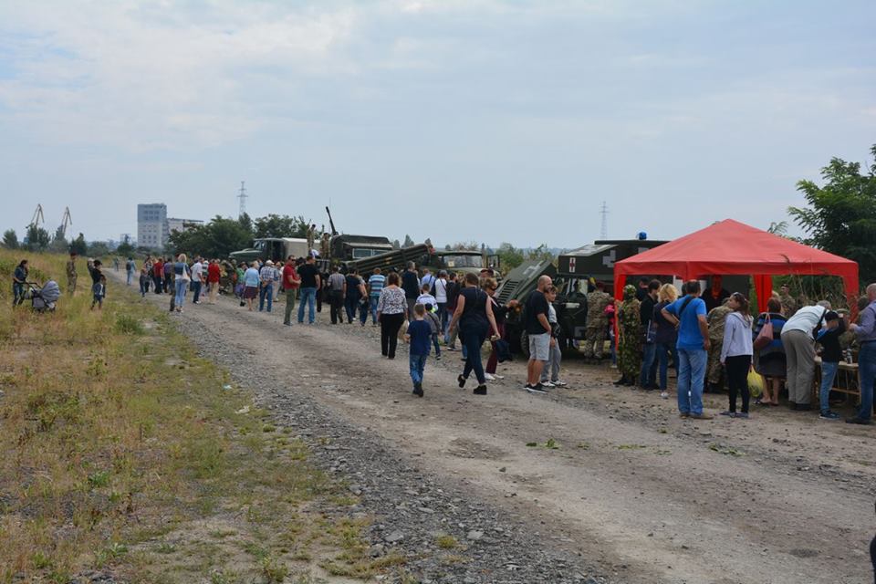 Николаевские десантники представили горожанам выставку военной техники и вооружения 12